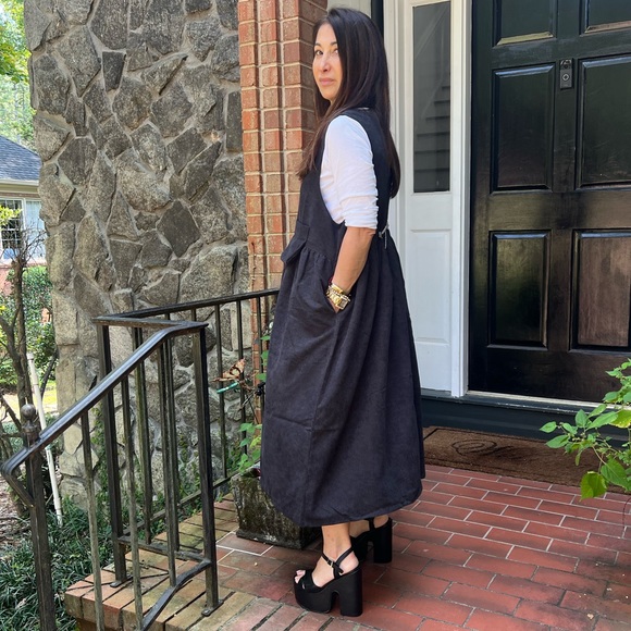 Fabulous sleeveless Corduroy Midi Dress with Pockets - Picture 2 of 5